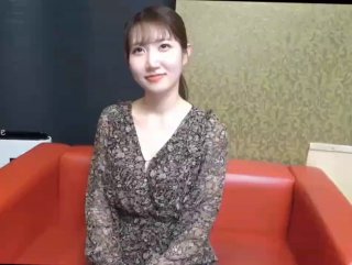 很温柔的援交女谈好价格再脱衣服